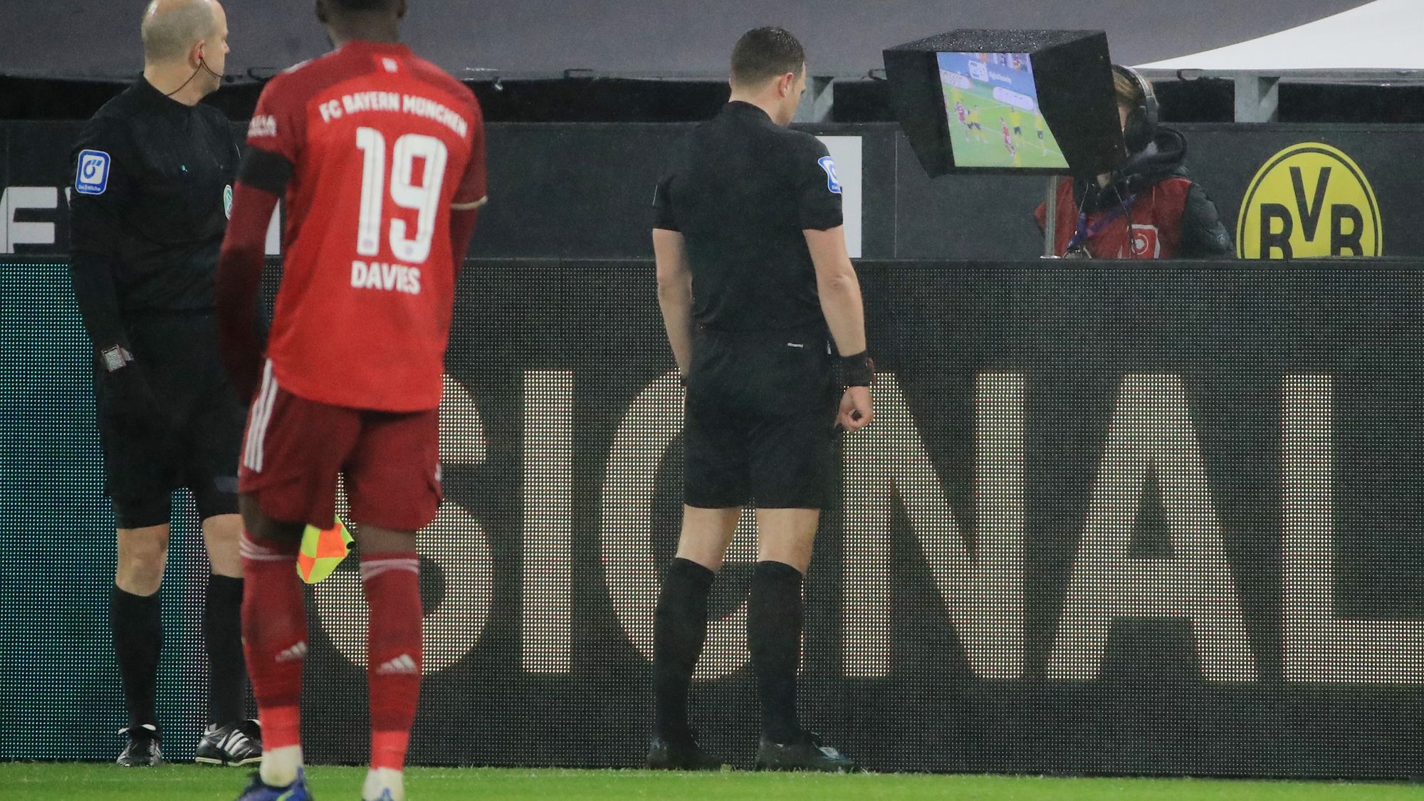 Robert Lewandowski decide el 'Der Klassiker' y la Bundesliga está en manos de Bayern Munich