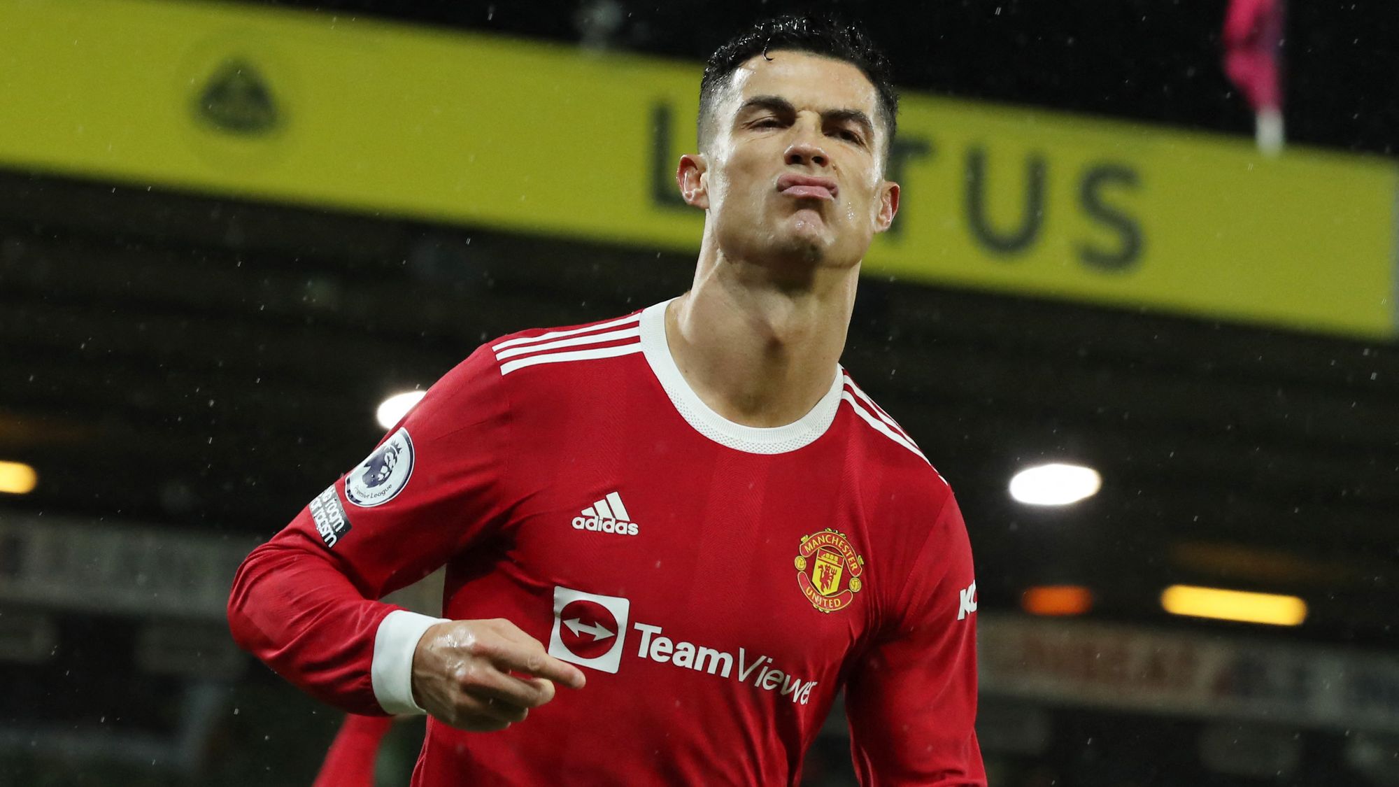 Cristiano Ronaldo se viste de héroe y Manchester United se acerca en la Premier League