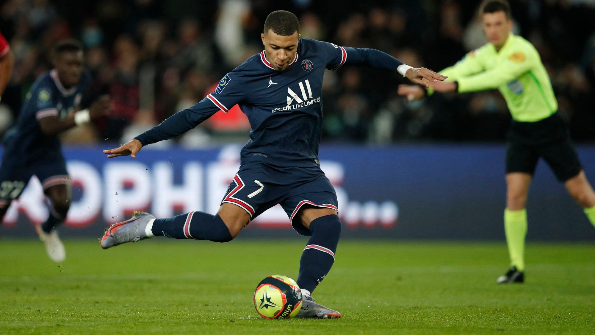 Kylian Mbappé se luce con Paris Saint-Germain que no tiene rival en la Ligue 1