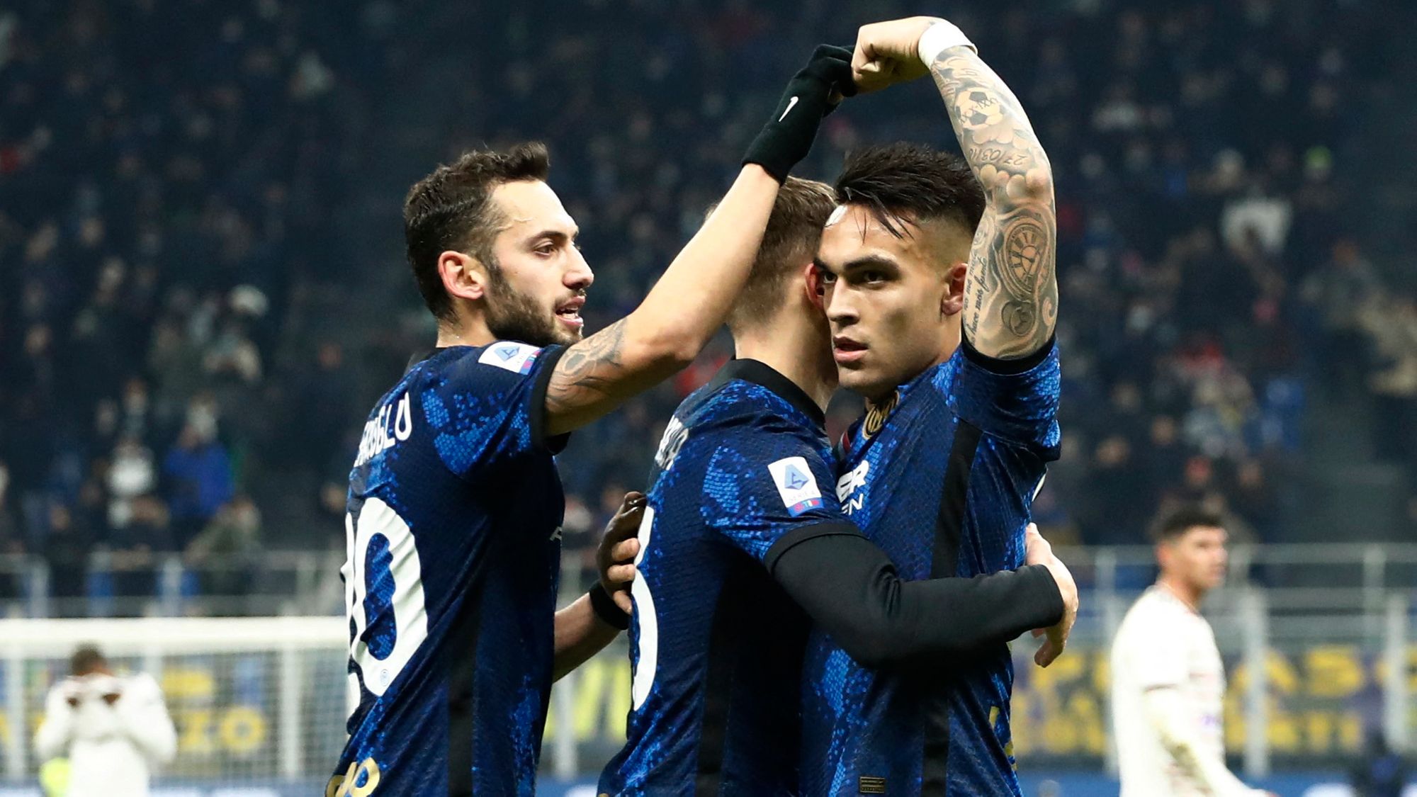 Inter se robó el liderato y comenzó la defensa de su título en la Serie A