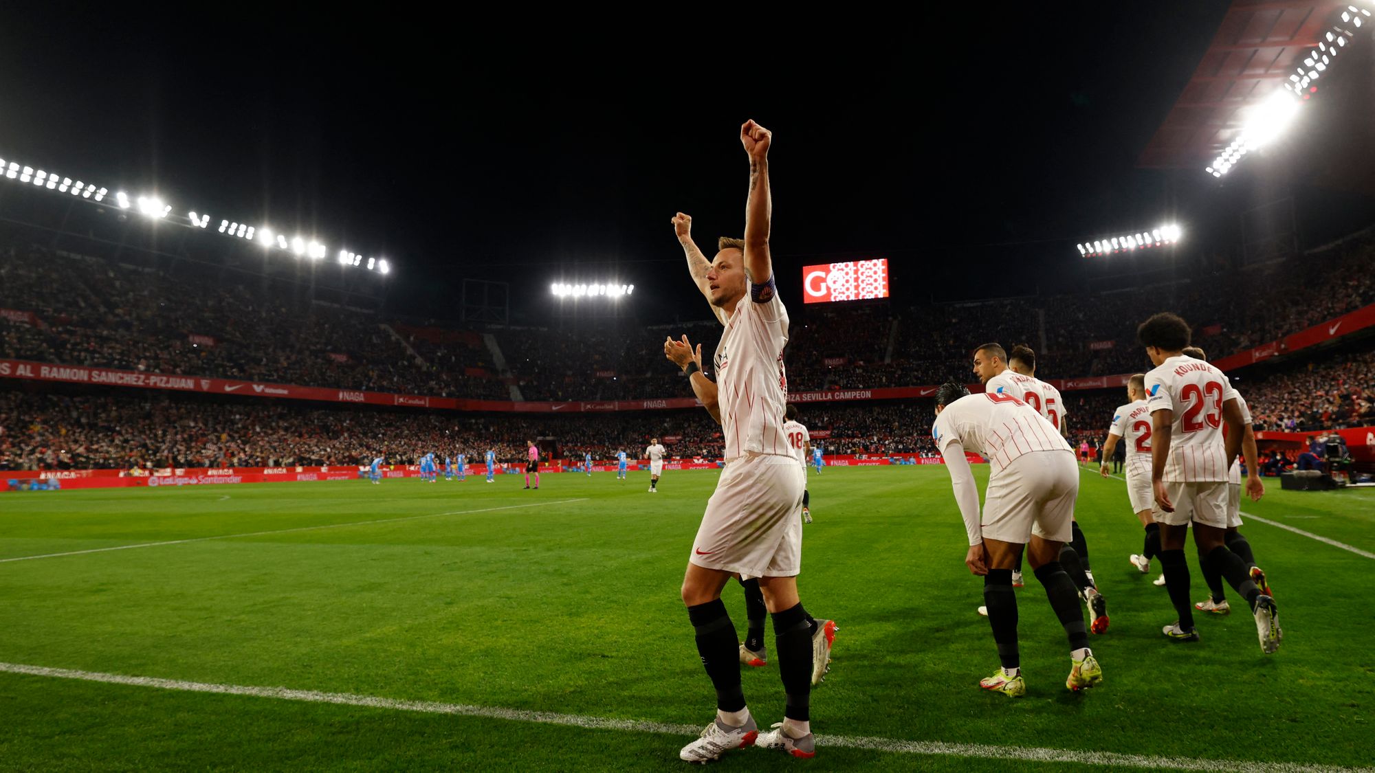 Sevilla derrotó y dejó fuera de la pelea por La Liga a Atlético de Madrid