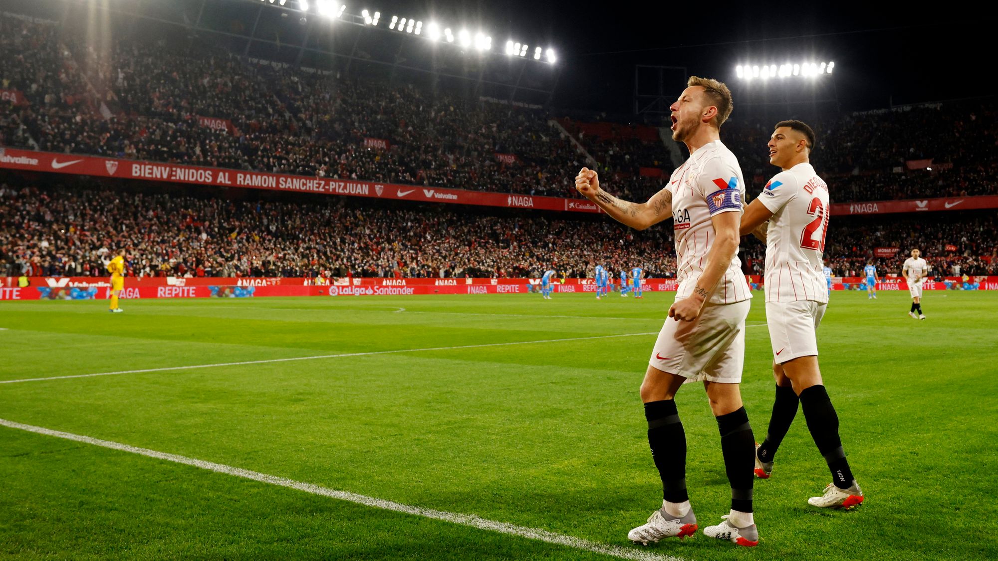 Sevilla derrotó y dejó fuera de la pelea por La Liga a Atlético de Madrid