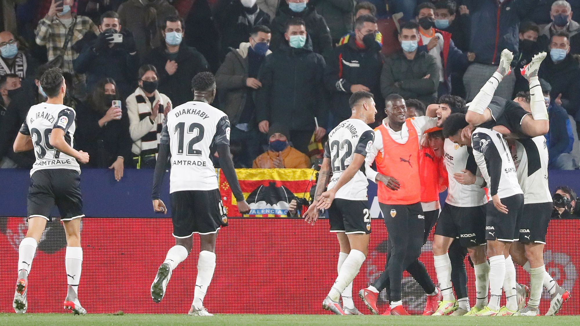Valencia remonta a un Levante que se queda sin oxígeno en La Liga