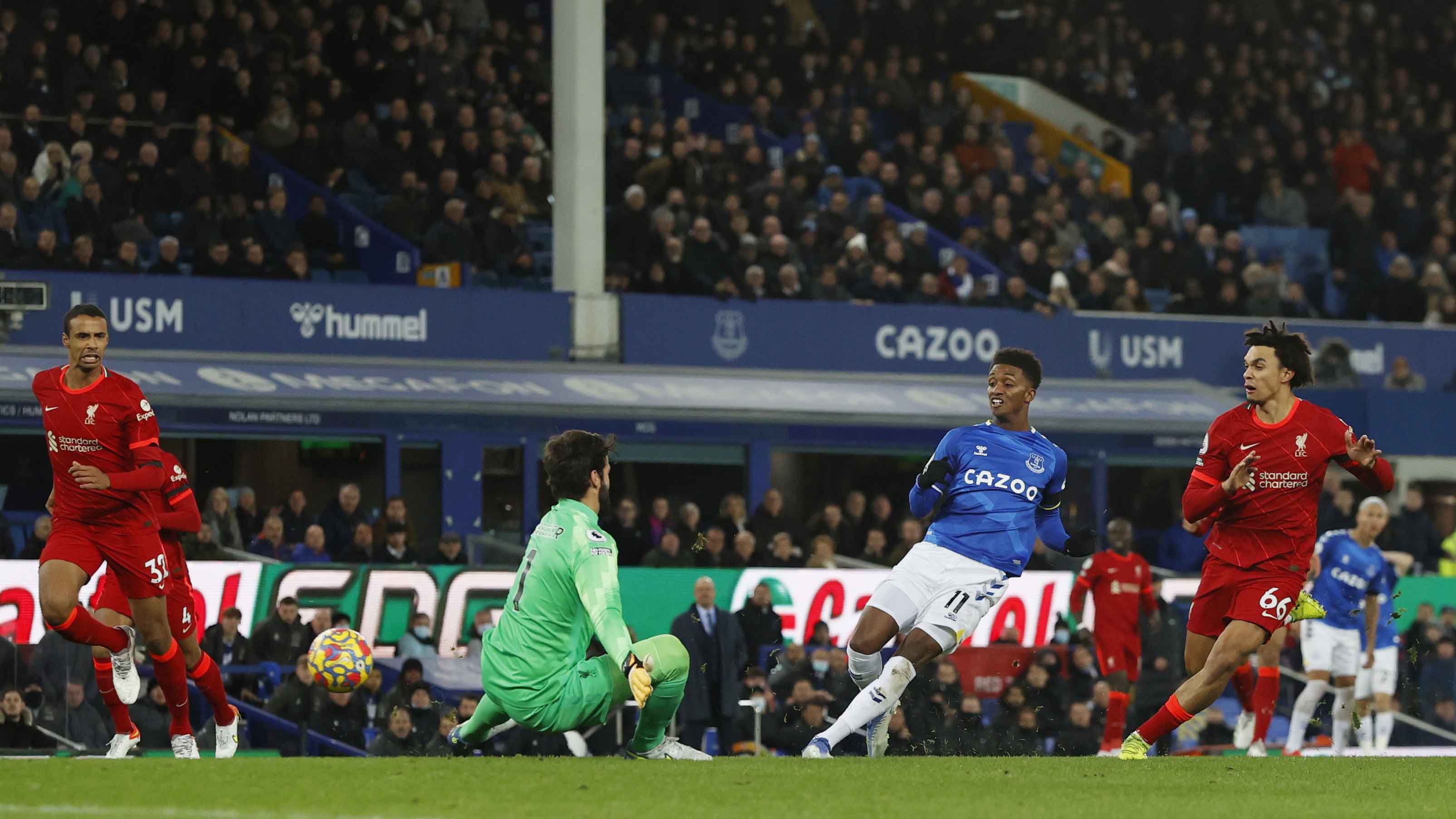 Demarai Gray le dio esperanzas al Everton, tras superar a Alisson en el minuto 38.