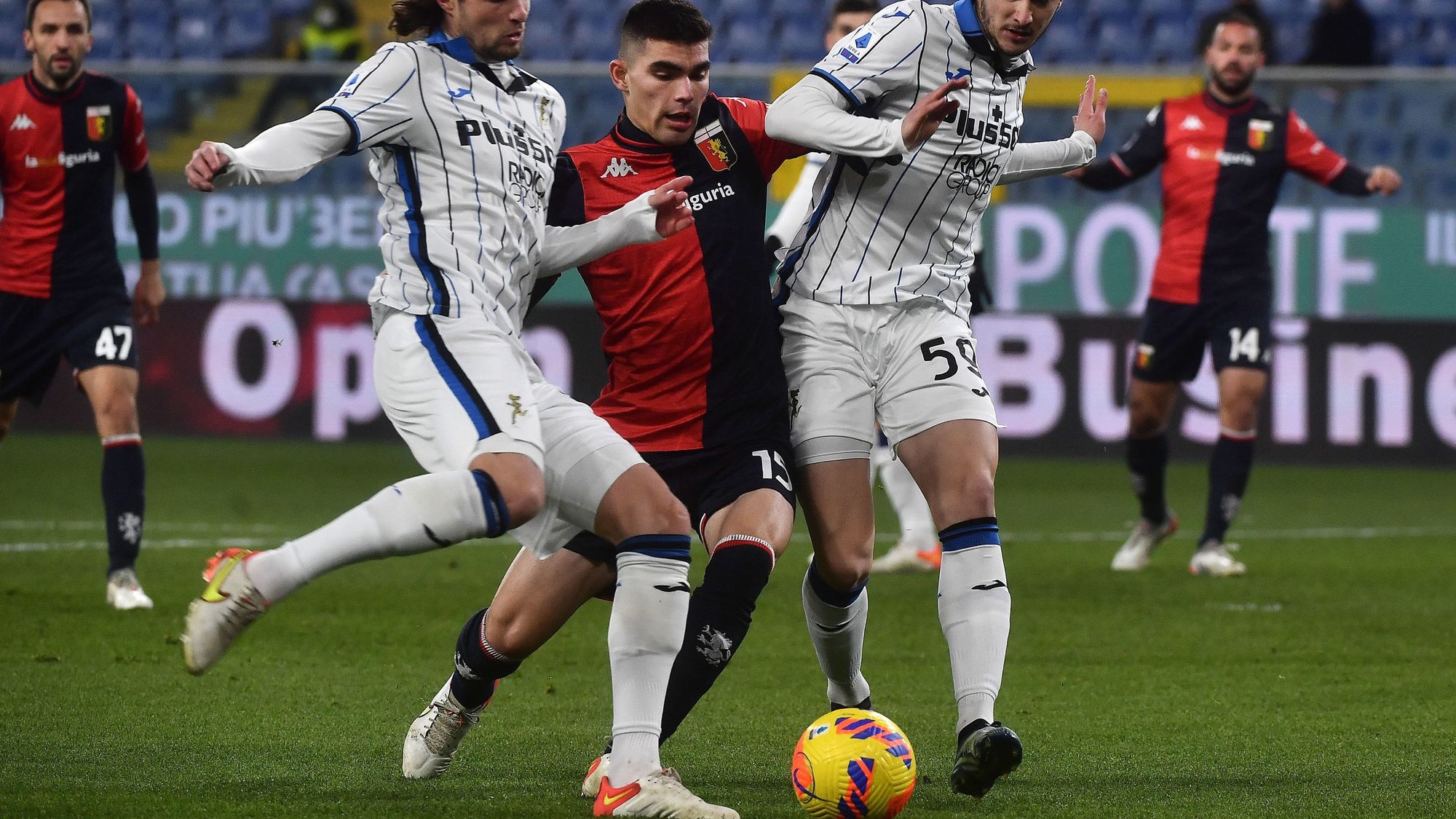 Genoa con Johan Vásquez frena a Atalanta, pero sigue en el fondo de la Serie A