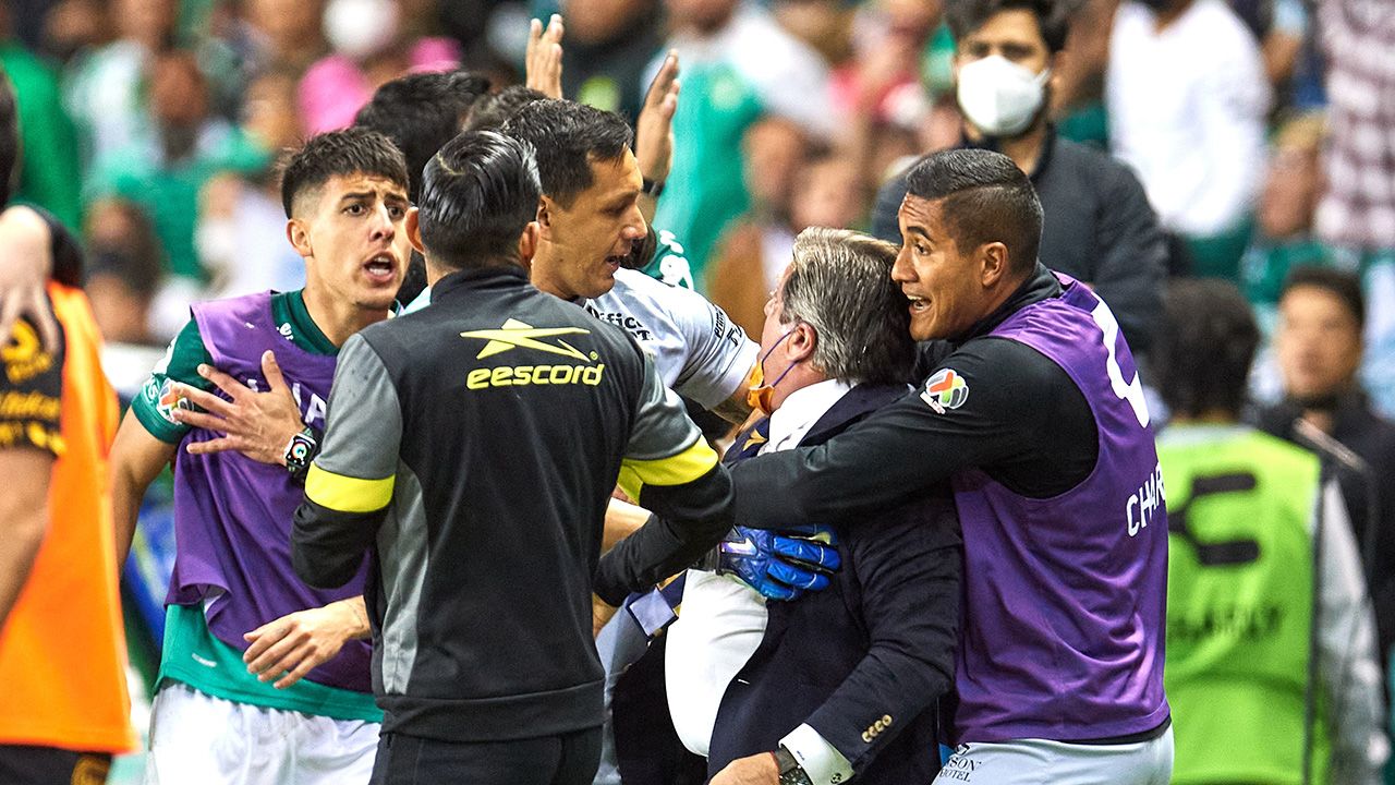 Cuando León anotó el gol del triunfo al 85', los ánimos se calentaron y Herrera empujó a varios rivales.