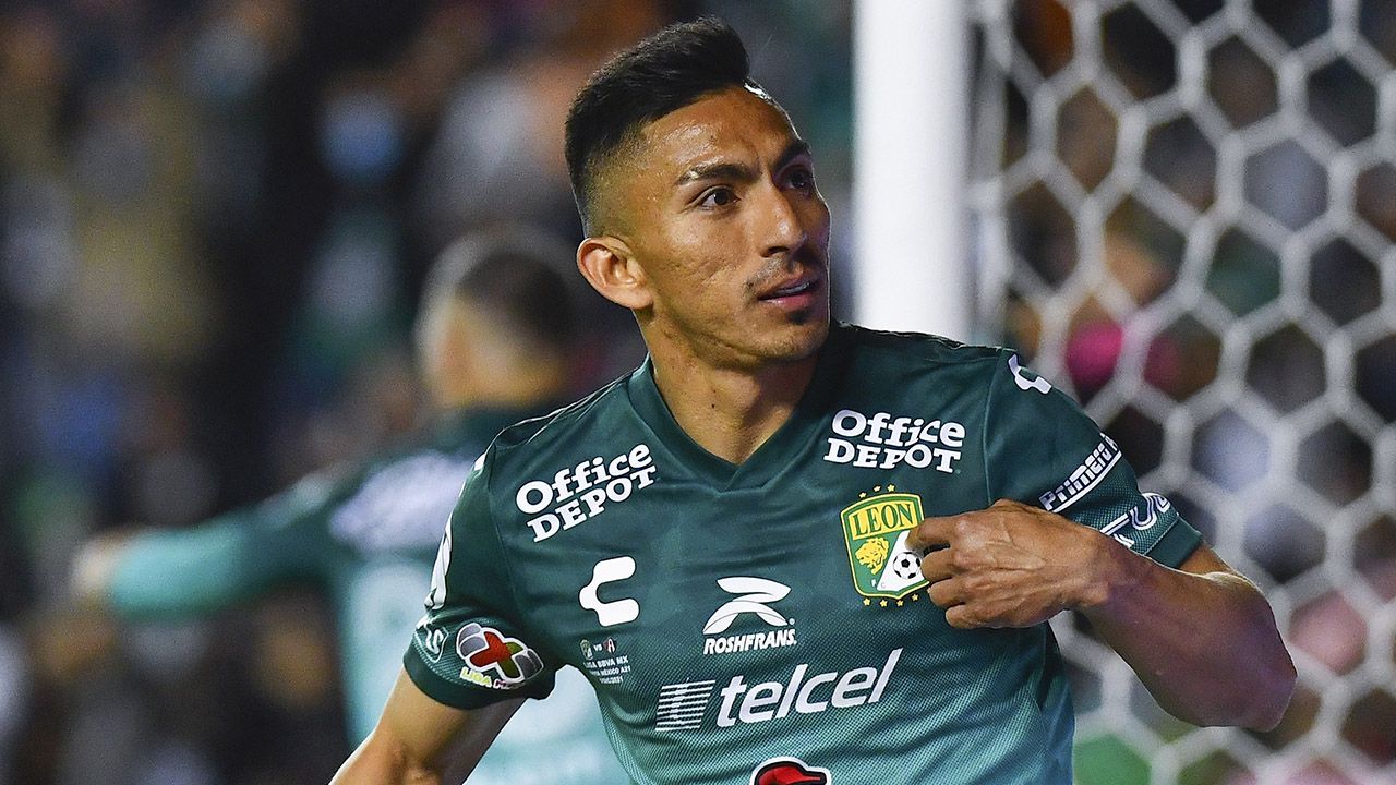  Medio por derecha: Rubens Sambueza, Toluca (C21) / Ángel Mena, León (A21)