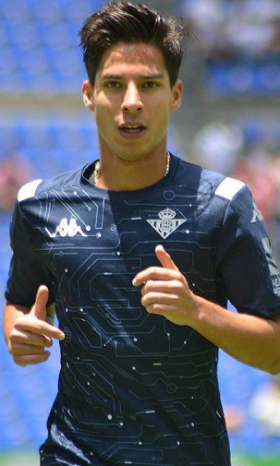 ¿Vieron eso? Diego Lainez desquitó su titularidad en Betis con un gol