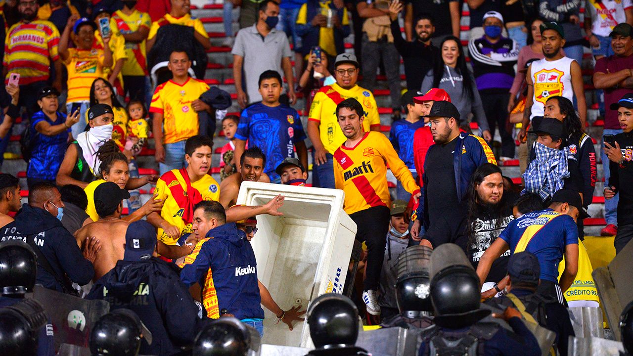 Aficionados intentaron invadir la cancha cuando se dio por suspendido el partido debido al grito prohibido.