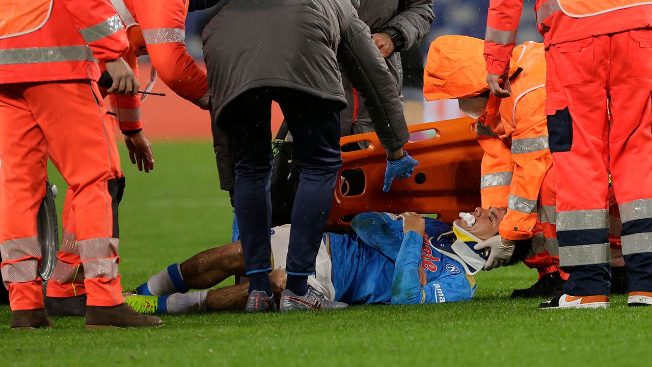 Otra terrible lesión en el cuello para el 'Chucky' Lozano, esta vez con el Napoli