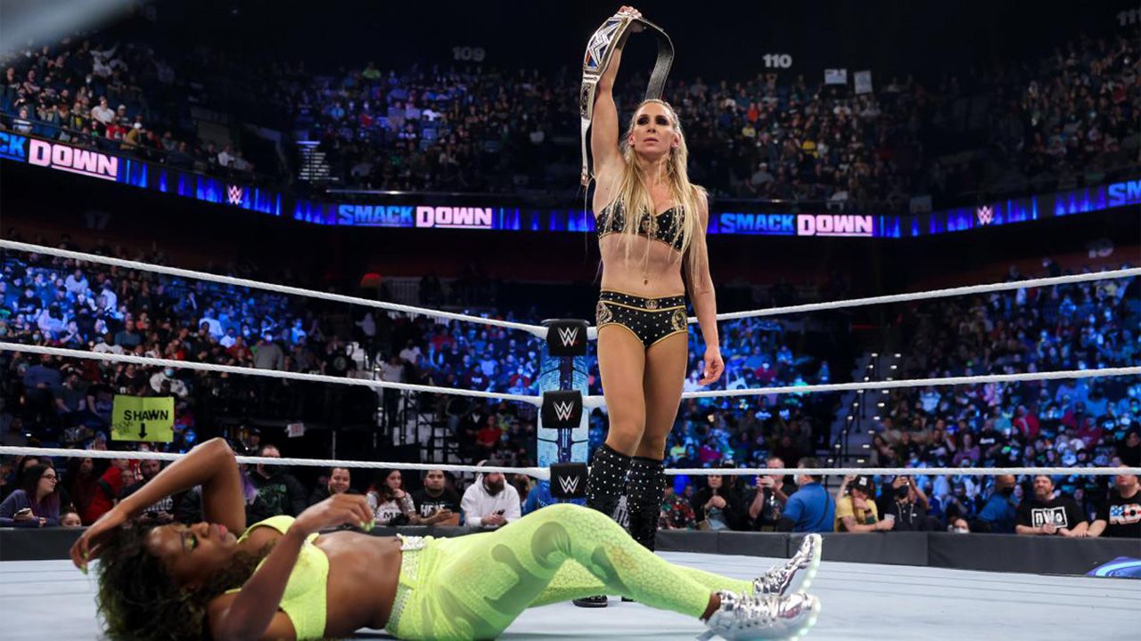 Charlotte Flair retuvo el título, pero tiene que agradecerle a Sonya Blade