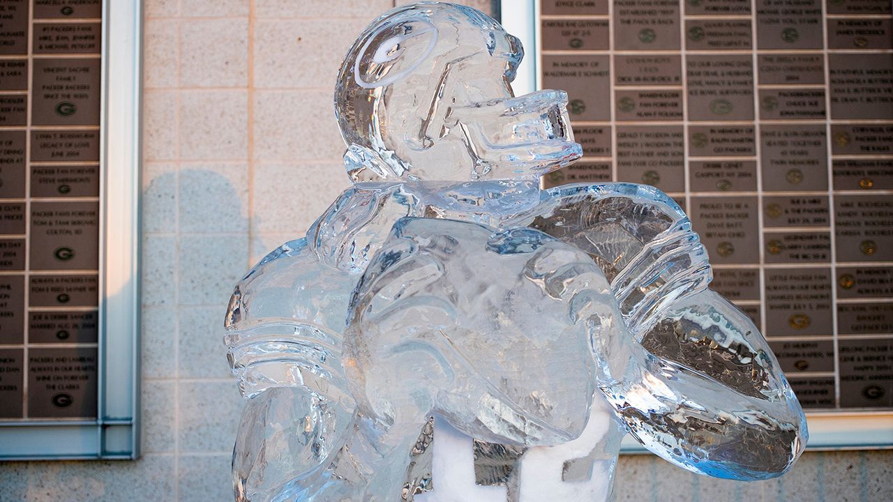 Las condiciones del clima permiten tener una escultura de hielo de Aaron Rodgers