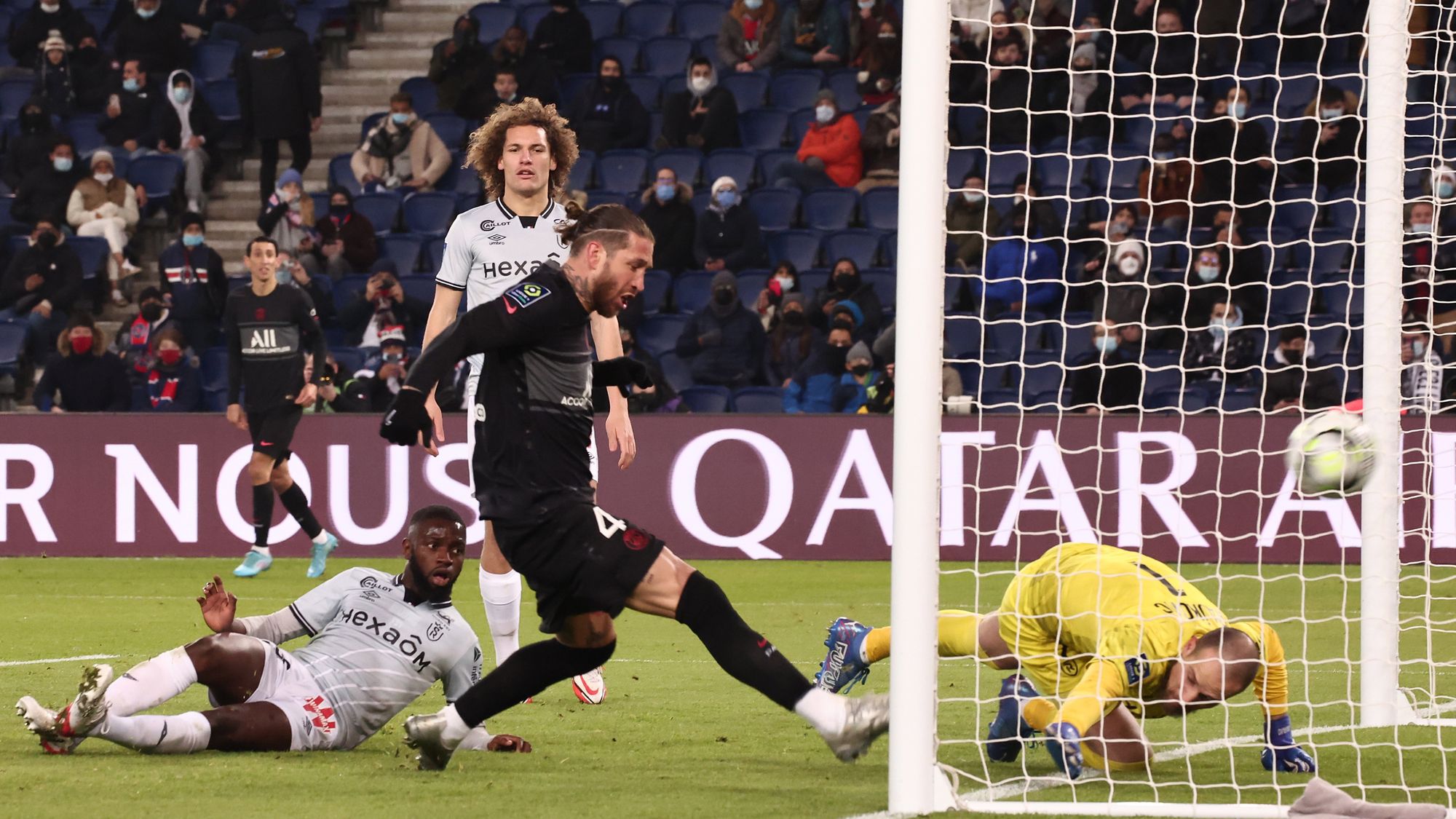 Sergio Ramos marcó su primer gol con Paris Saint-Germain en el triunfo frente a Reims