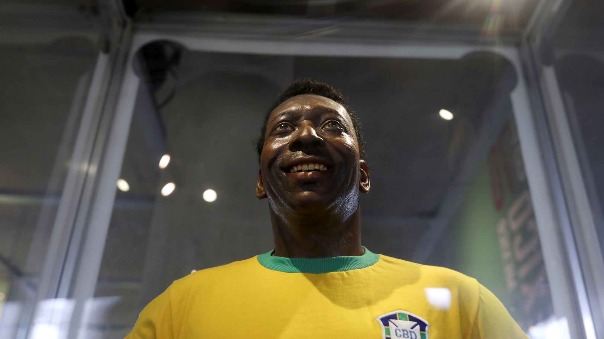 Estatua de Pelé en el museo de Santos