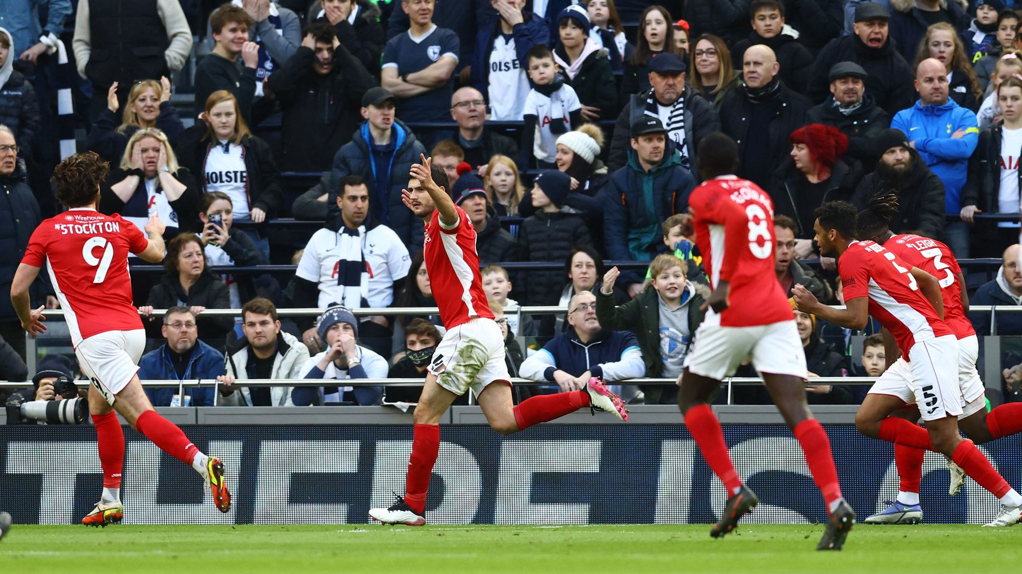 Harry Kane y Moura salieron de la banca para clasificar a Tottenham en la FA Cup