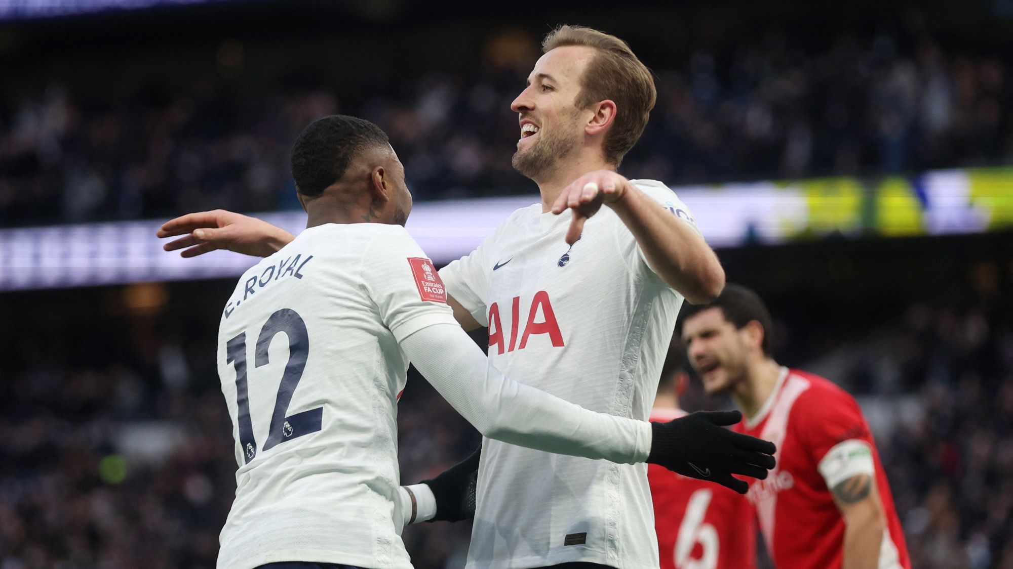 Harry Kane y Moura salieron de la banca para clasificar a Tottenham en la FA Cup
