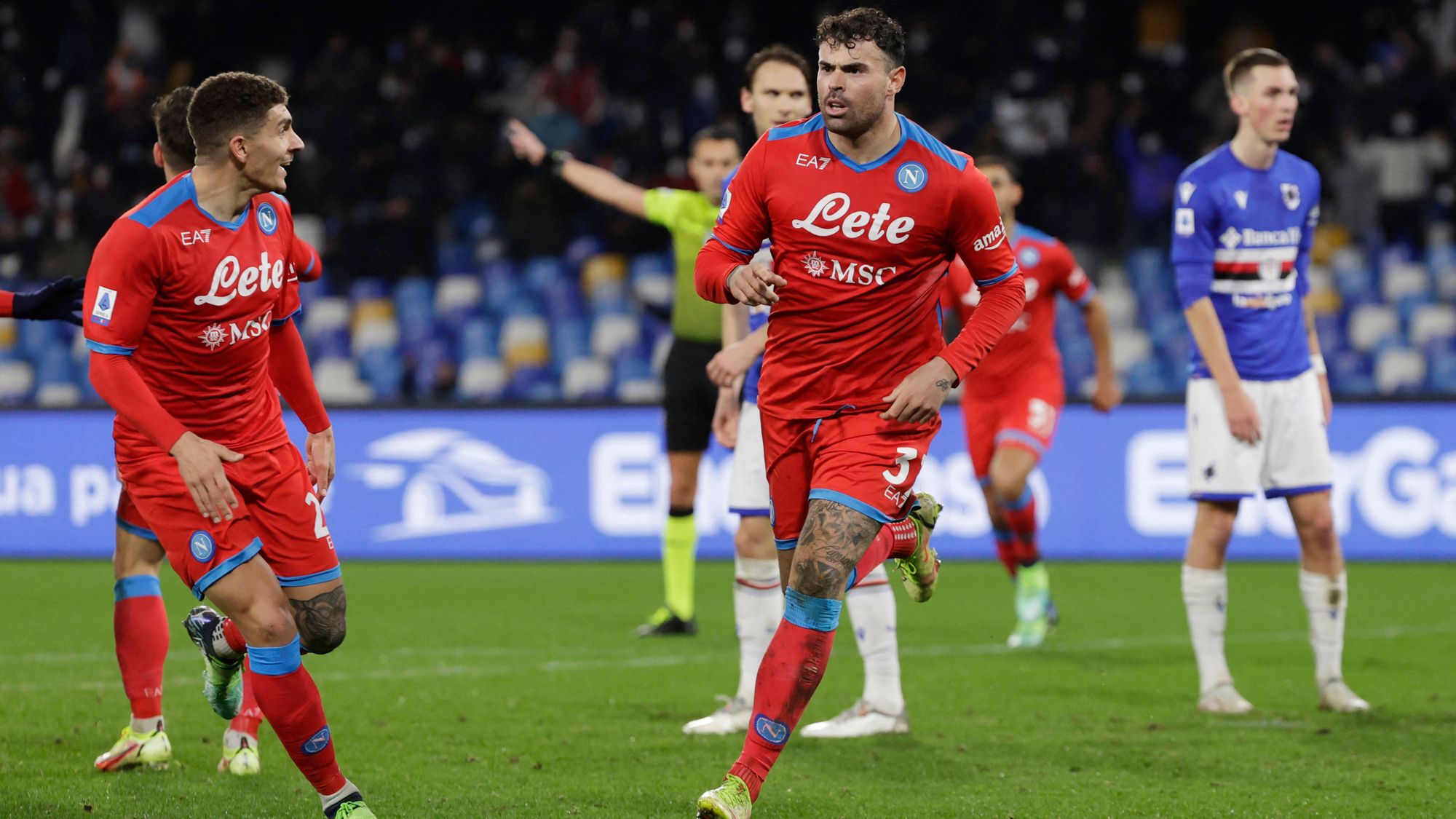 Un golazo de Andrea Petagna le da otra vida a Napoli en la Serie A
