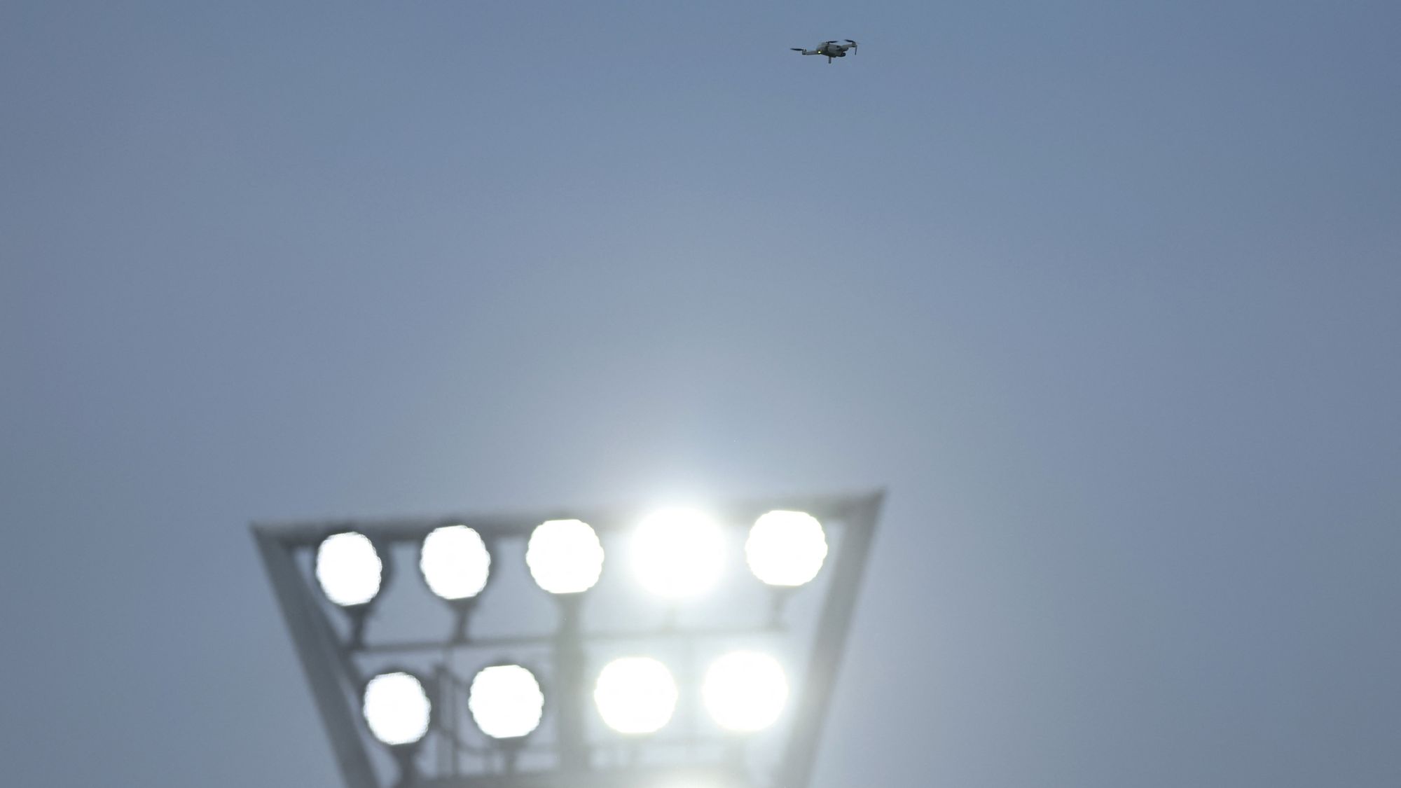 Un dron suspende el duelo entre Brentford y Wolverhampton de la Premier League