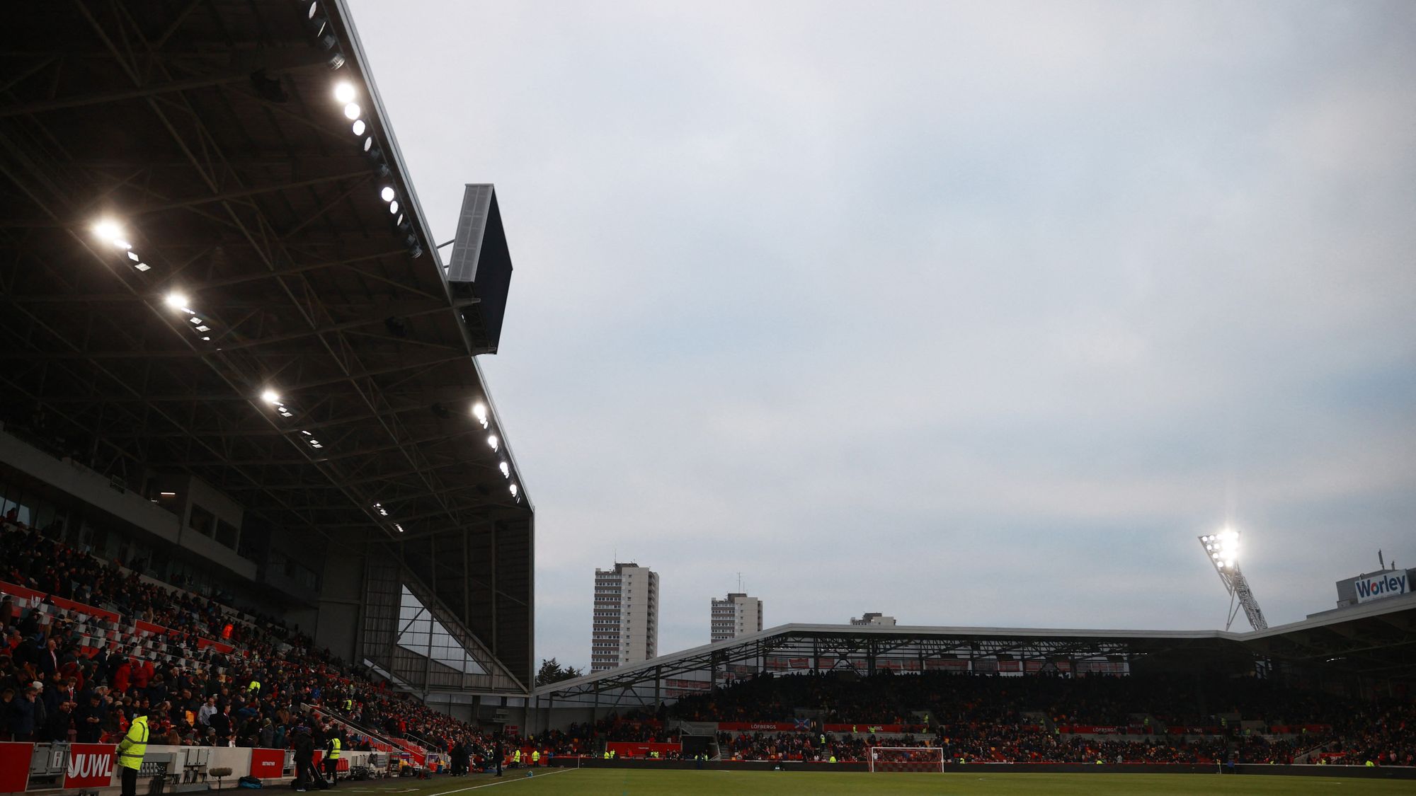 Un dron suspende el duelo entre Brentford y Wolverhampton de la Premier League