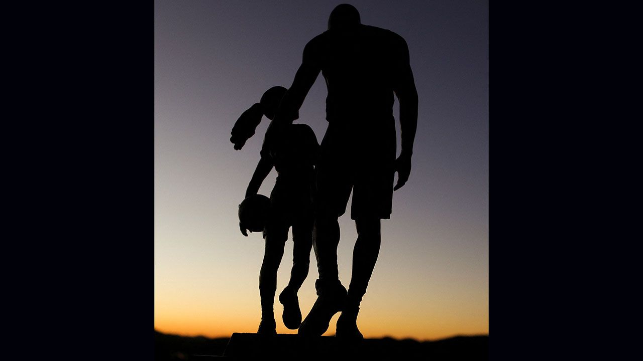 Kobe Bryant y su hija Gigi, inmortalizados en una espectacular escultura