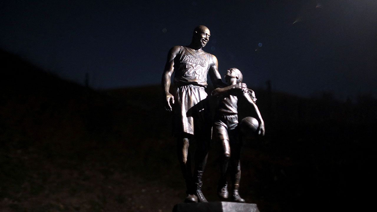 Kobe Bryant y su hija Gigi, inmortalizados en una espectacular escultura