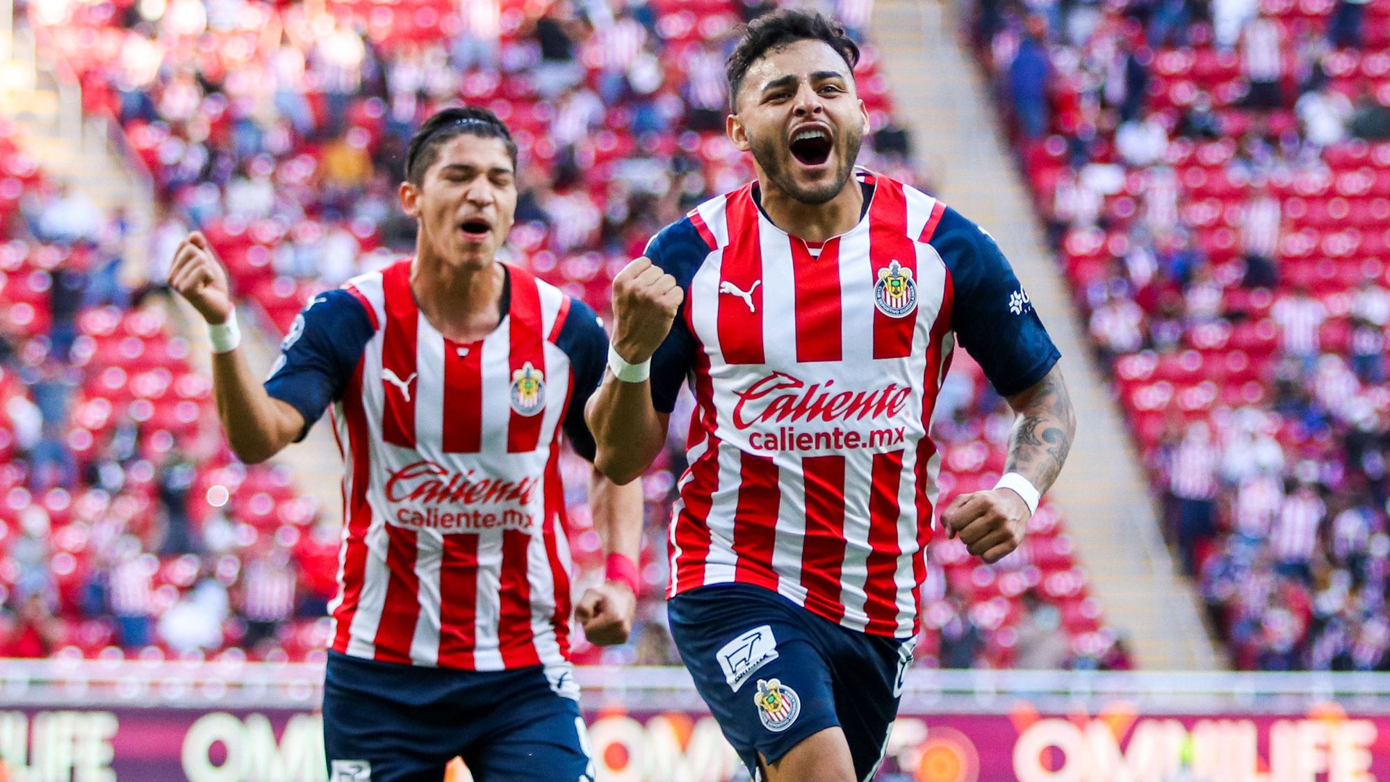 Un golazo de Alexis Vega salva a Chivas ante Querétaro