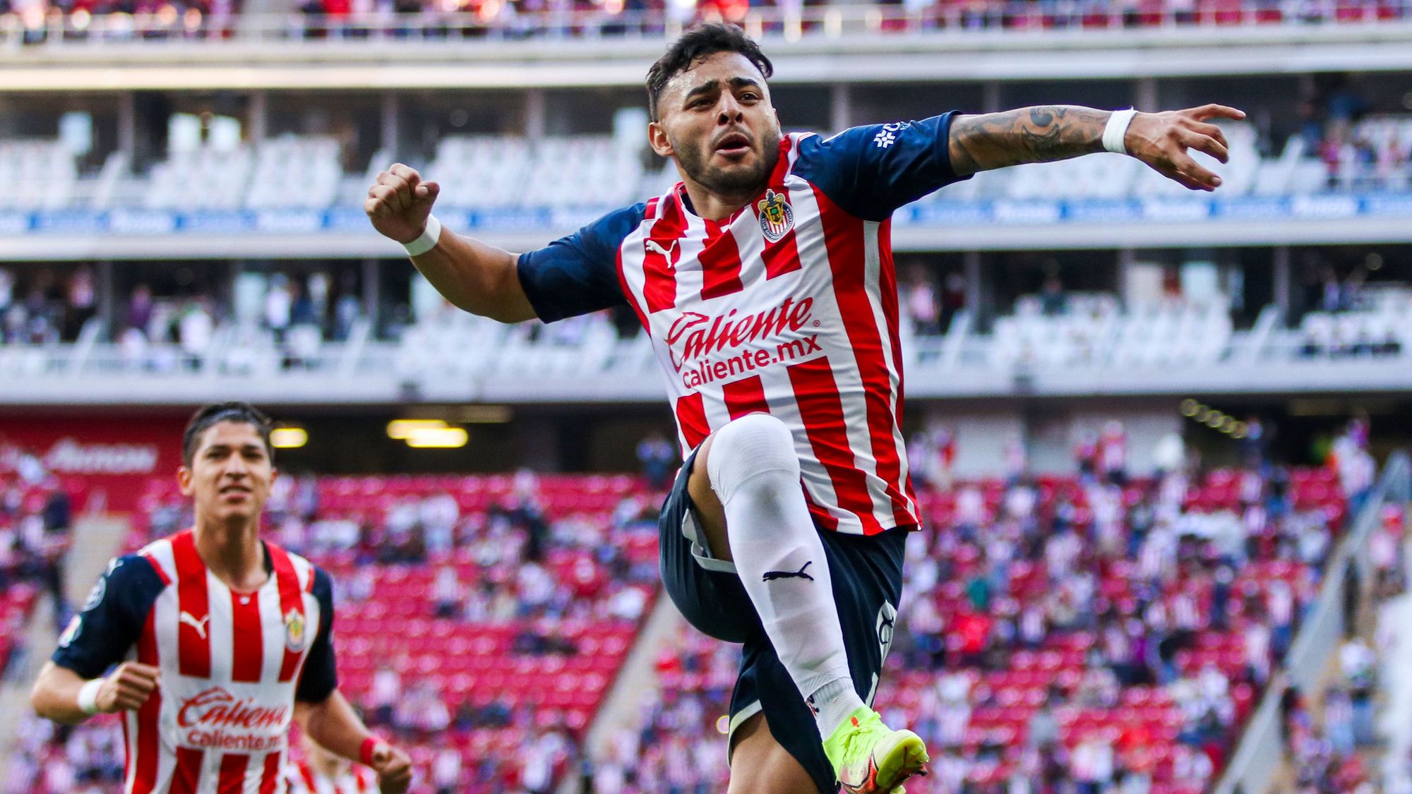 Un golazo de Alexis Vega salva a Chivas ante Querétaro