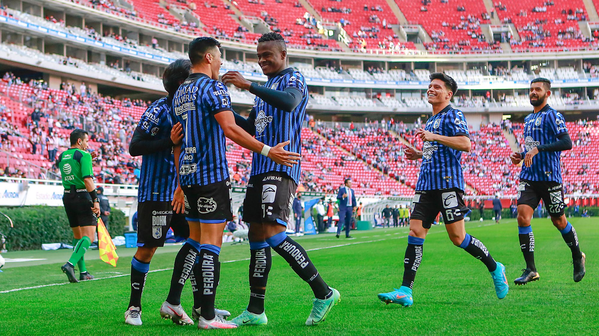 Un golazo de Alexis Vega salva a Chivas ante Querétaro