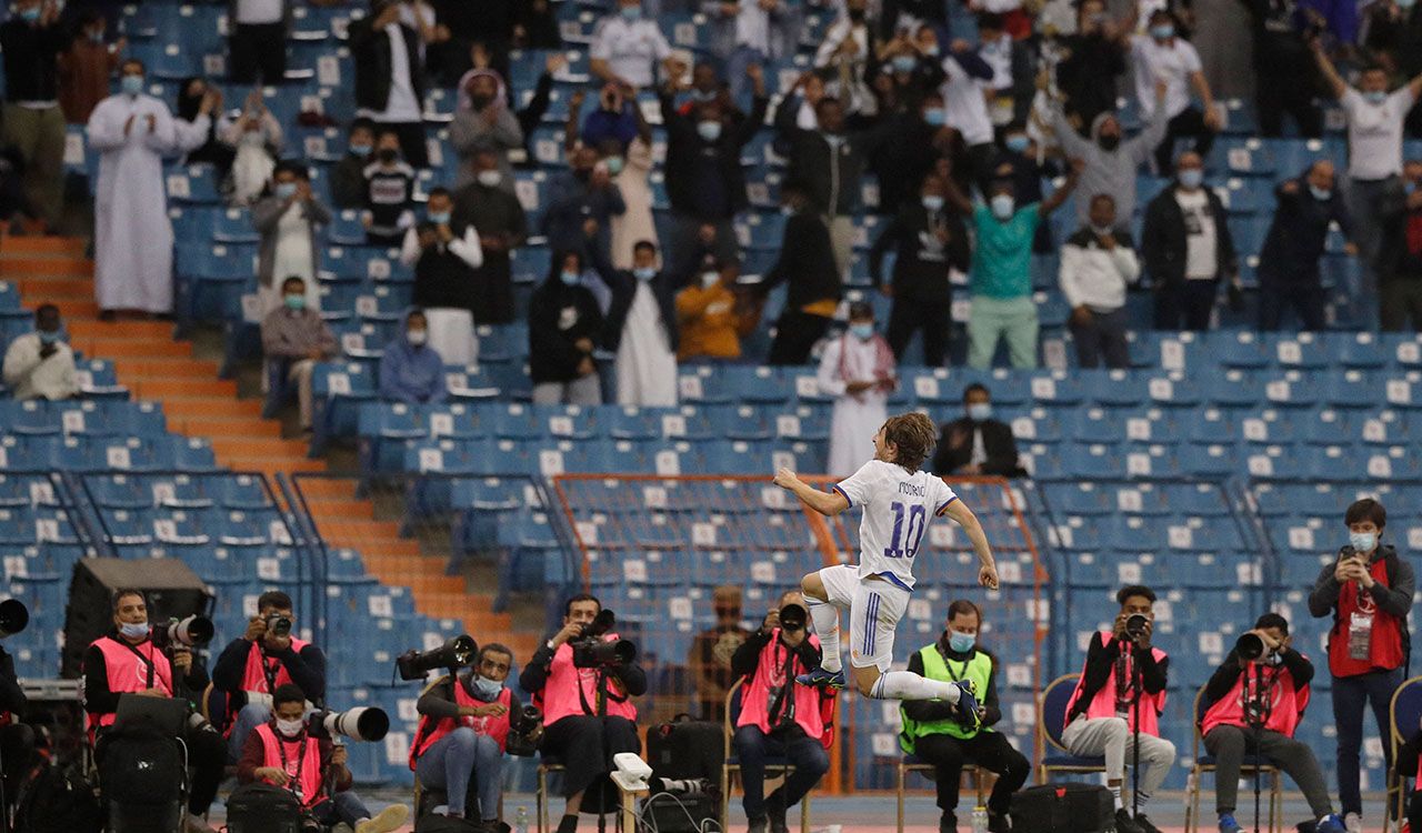 Luka Modric acerca la Supercopa a las vitrinas merengues
