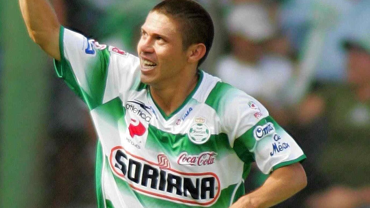 Santos (2006/08): 72 partidos, 10 goles | 1 Liga MX