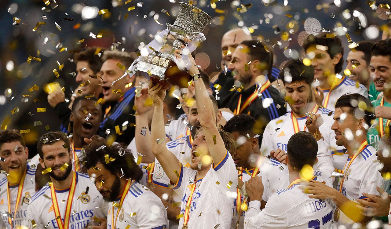 ¡Así se levanta la Supercopa 12 en la historia del Real Madrid!