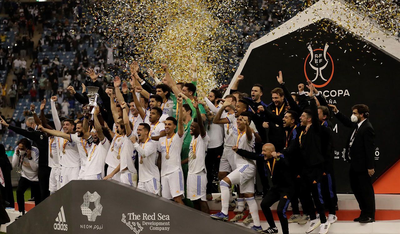 ¡Así se levanta la Supercopa 12 en la historia del Real Madrid!