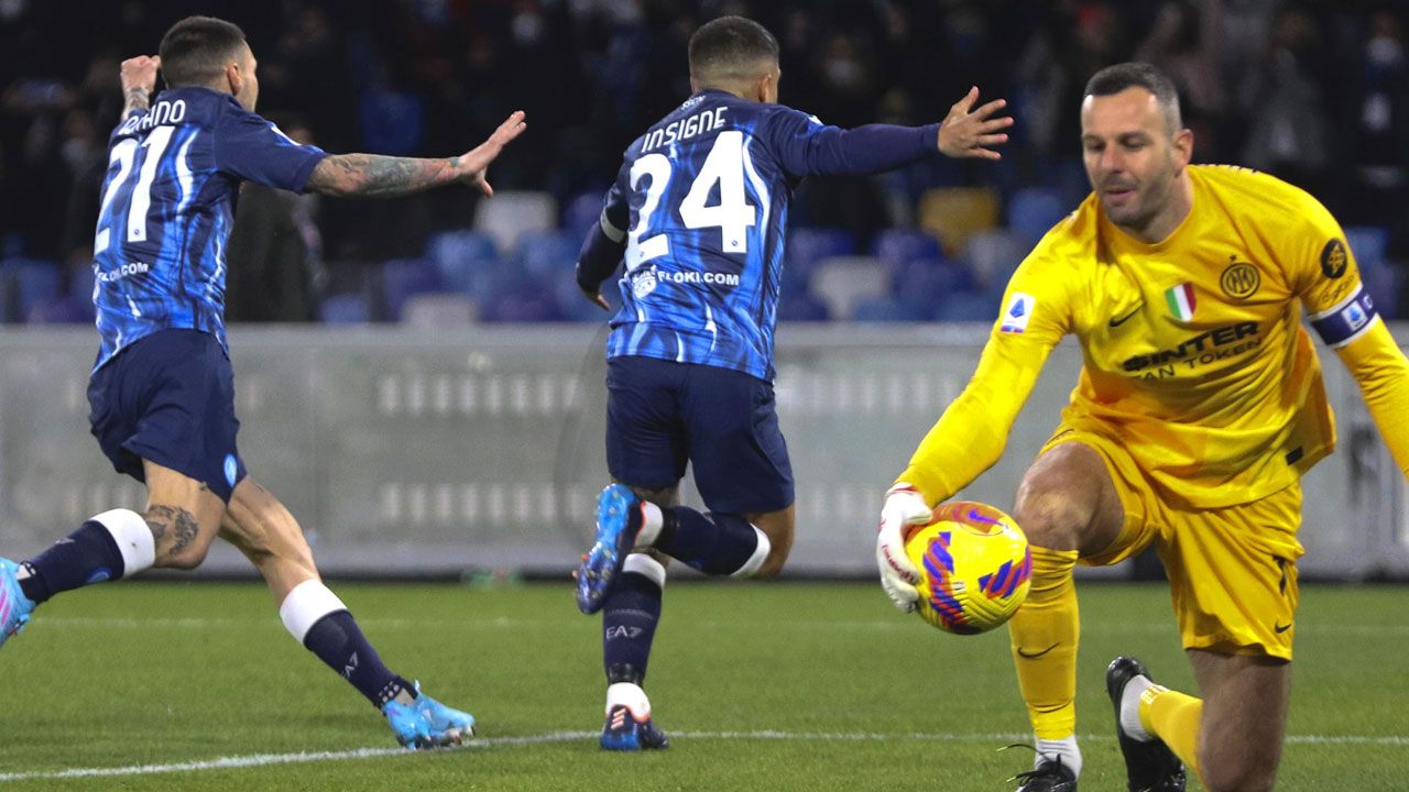 Inter sale con vida de Napoli y con el liderato de la Serie A intacto