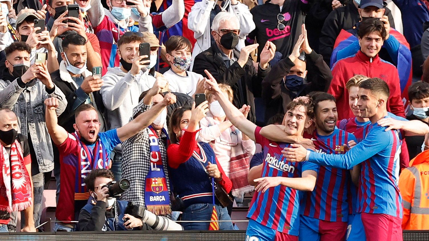 Una remontada de locura deja a Barcelona en la zona de Champions