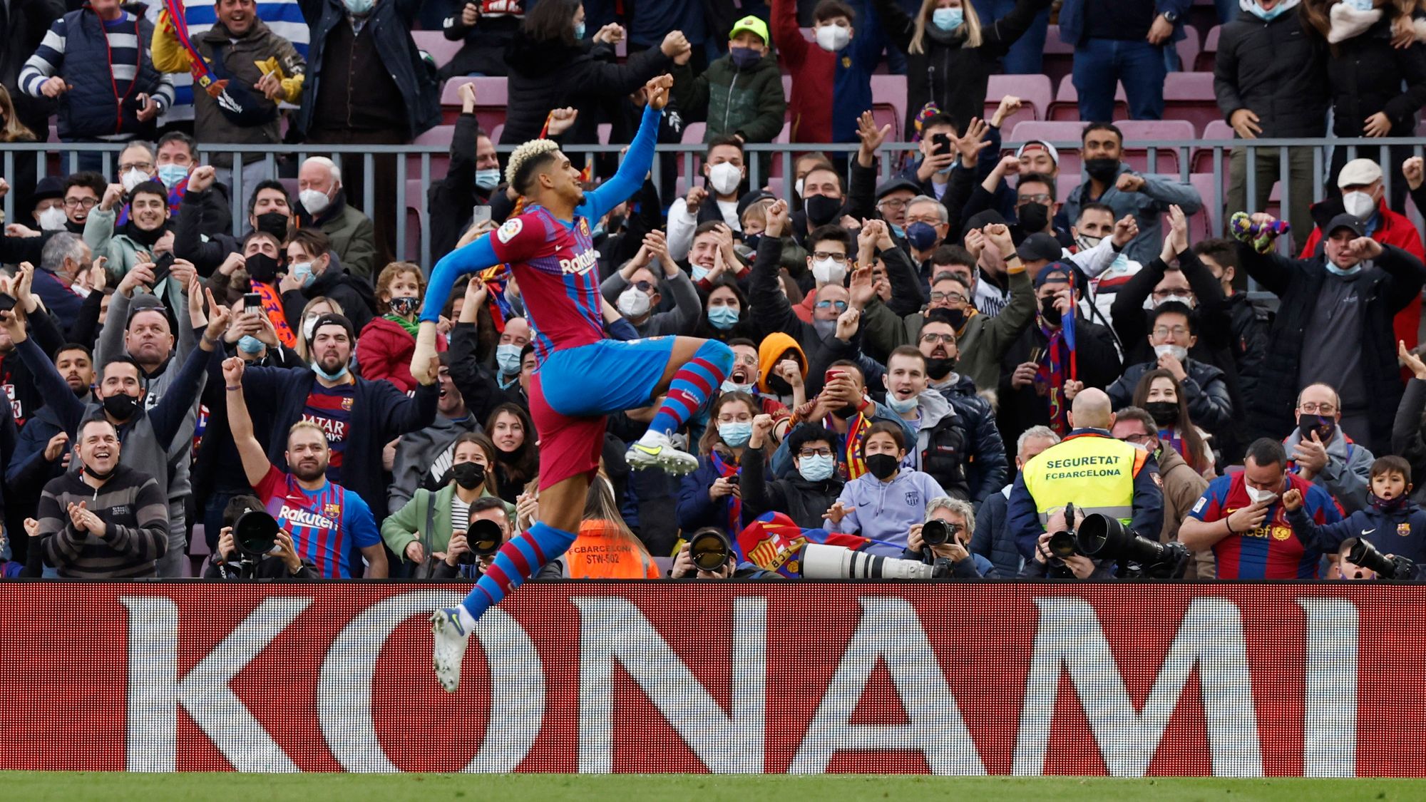 Una remontada de locura deja a Barcelona en la zona de Champions