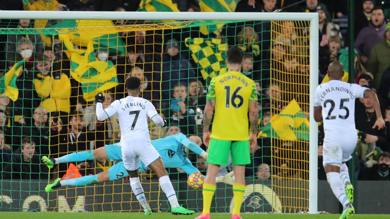 Hat-trick perfecto de Sterling ante Norwich, el City se adueña de la Premier League