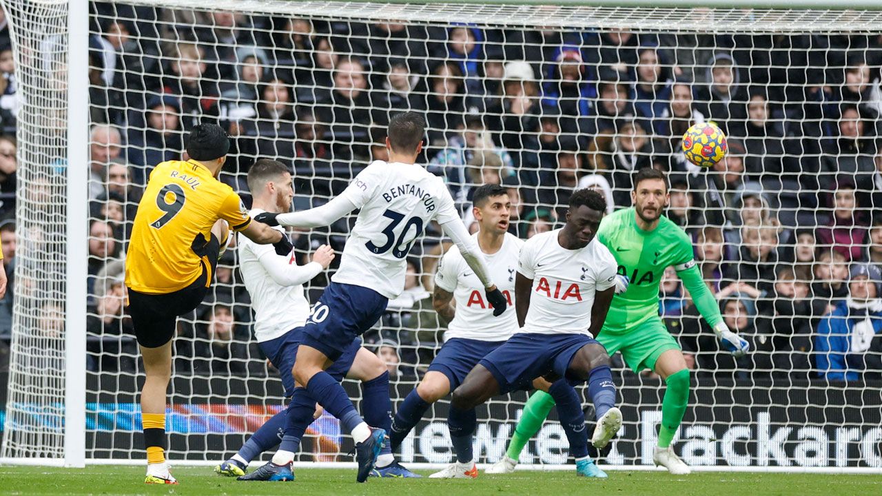 Raúl Jiménez marca ante Tottenham y mantiene a Wolverhampton cerca de Europa