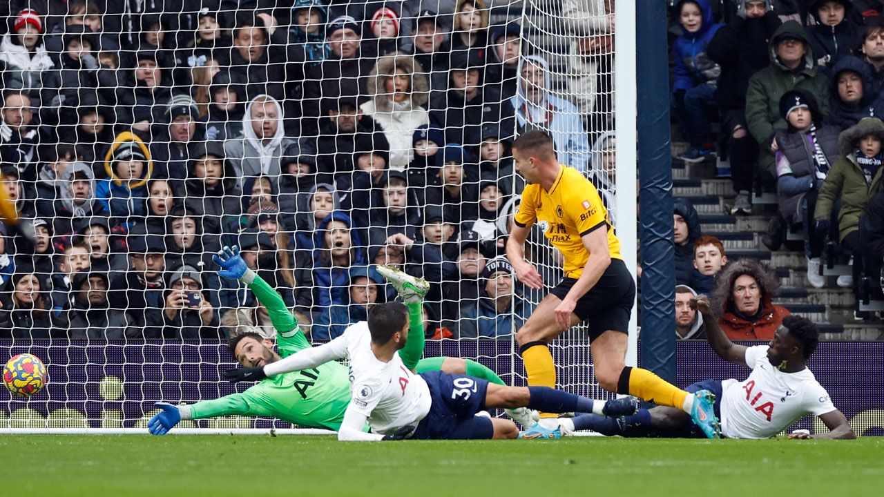 Raúl Jiménez marca ante Tottenham y mantiene a Wolverhampton cerca de Europa