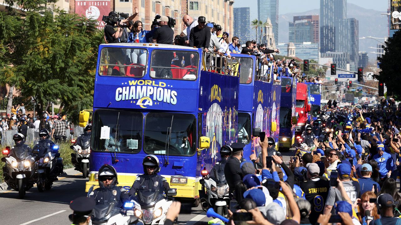 La afición de Los Angeles Rams celebró el título del Super Bowl 56 con el tradicional parade