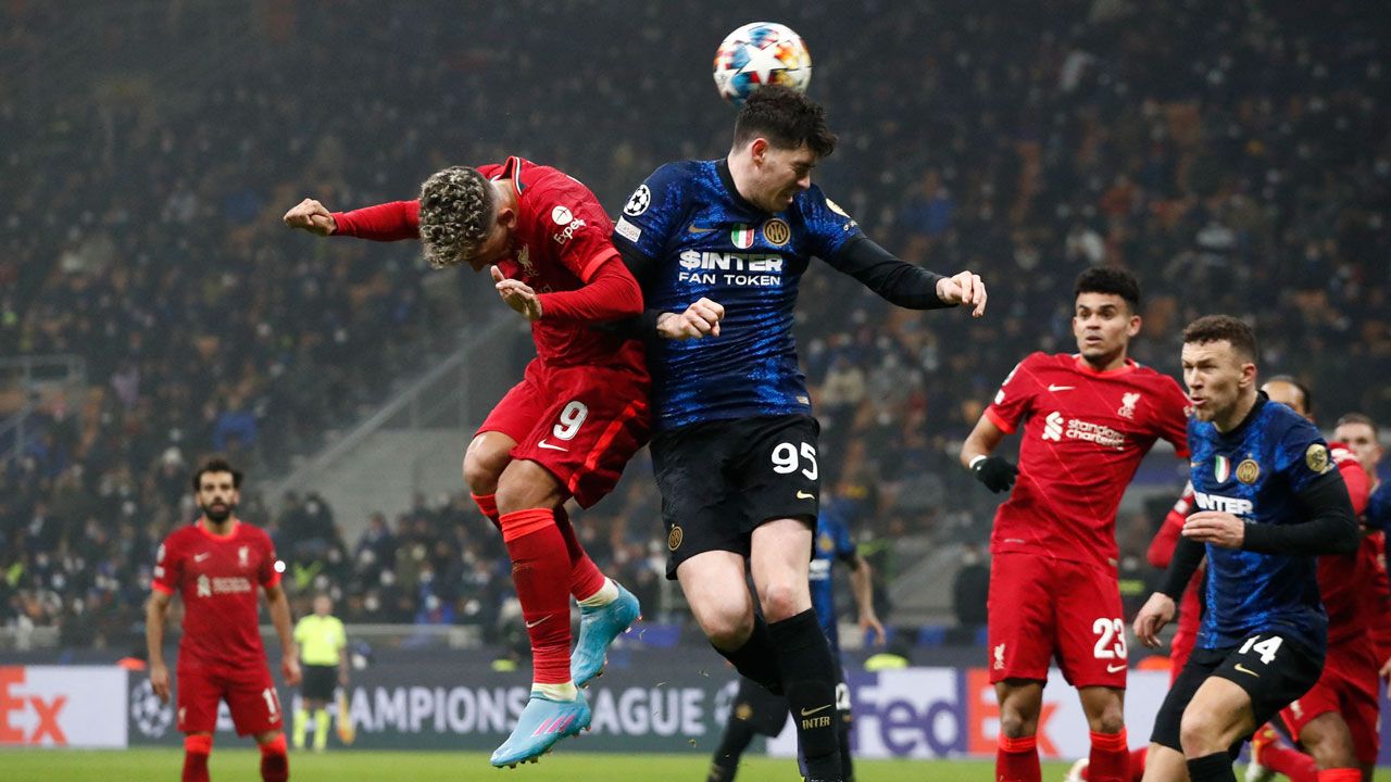 Liverpool salió de Milán con medio boleto a cuartos de final de la Champions League