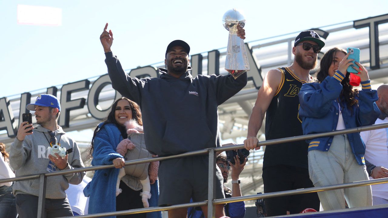 La afición de Los Angeles Rams celebró el título del Super Bowl 56 con el tradicional parade