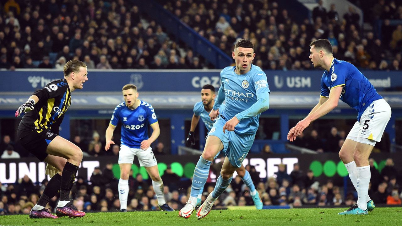 Manchester City resiste la presión de Liverpool y deja a Everton al aire