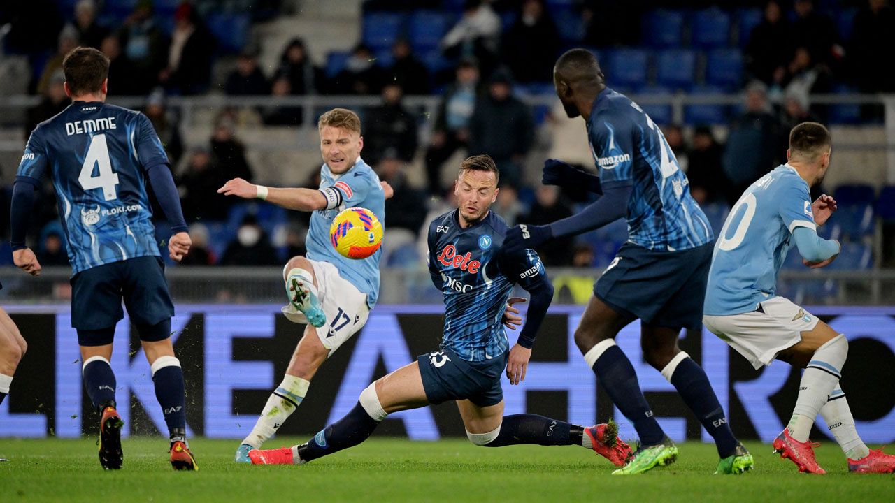 Napoli ató el liderato de la Serie A de último minuto