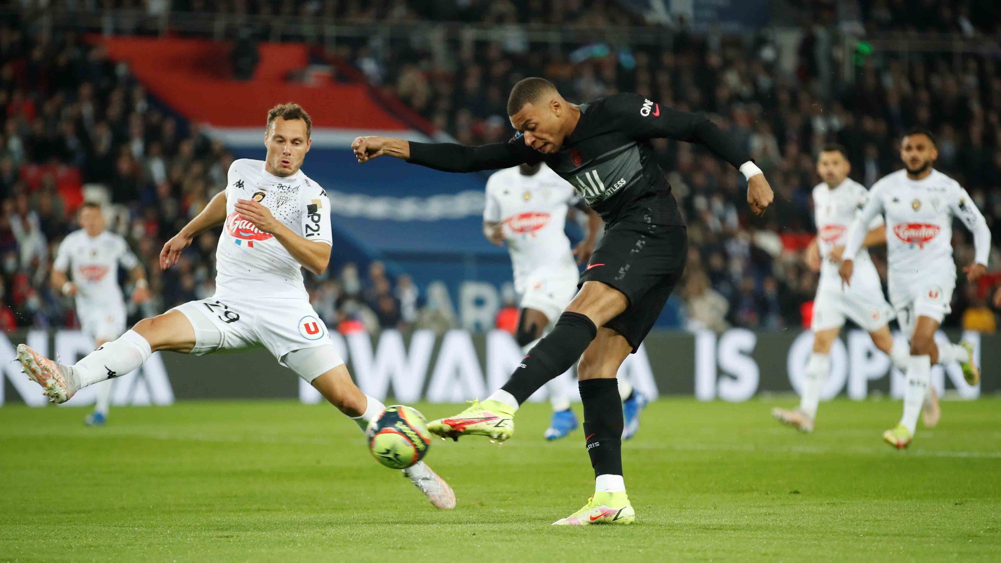 PSG vs Angers, 15 de octubre, Jornada 10 de la Ligue 1: Kylian Mbappé anota el 2-1 al minuto 87.