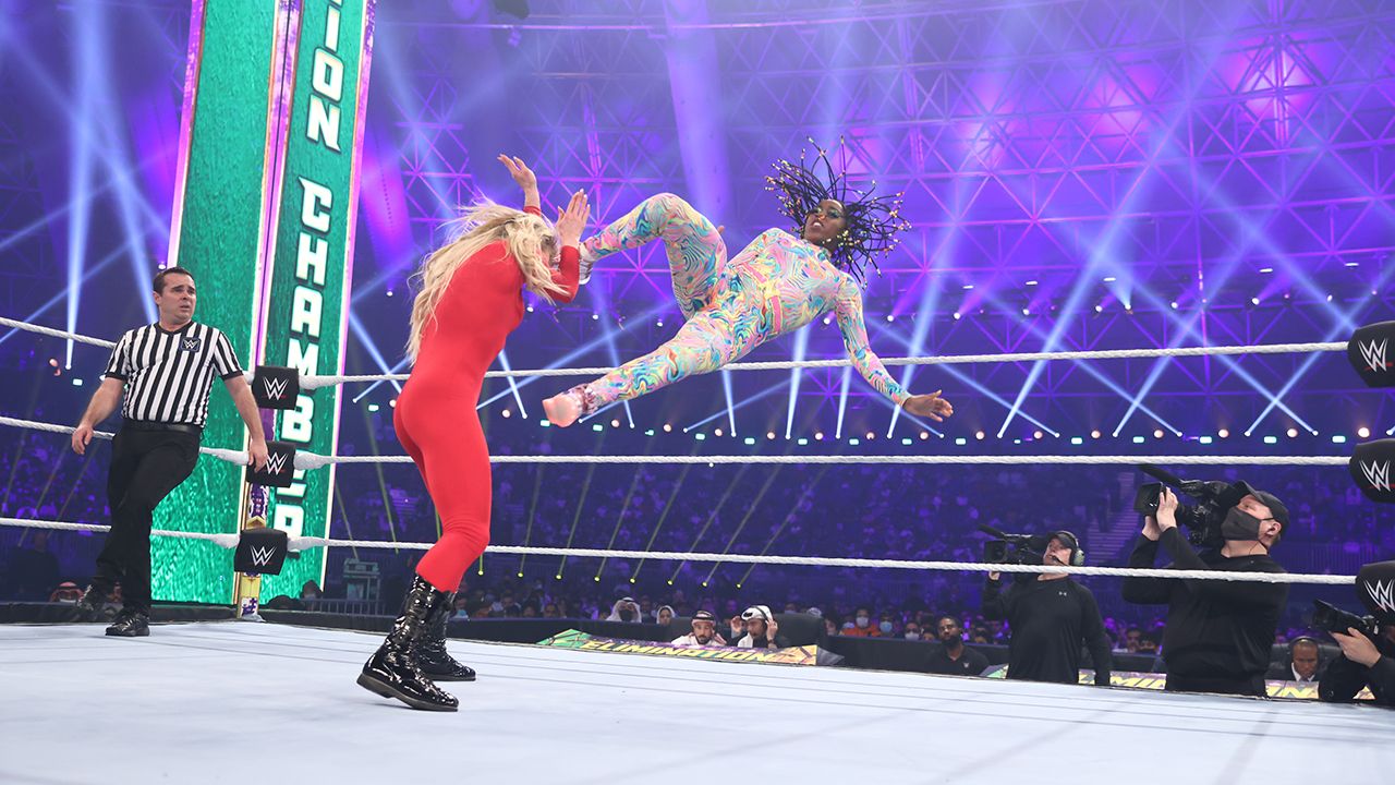 Así fue el triunfo de Ronda Rousey con una mano amarrada en Elimination Chamber