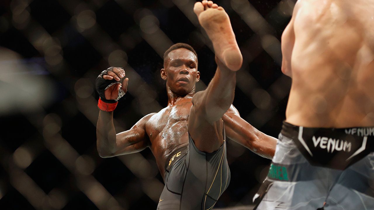 Complicada pero exitosa defensa de Israel Adesanya en UFC 272