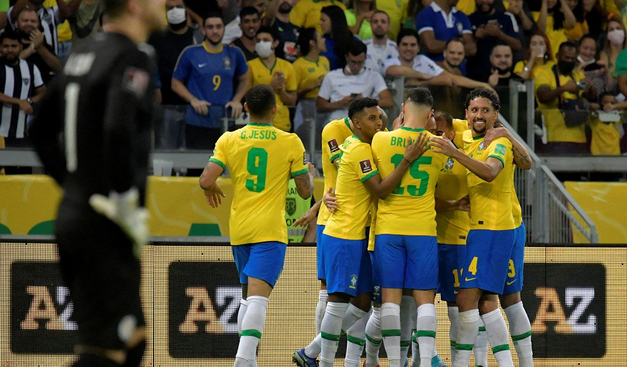 Brasil hunde a Paraguay con goleada