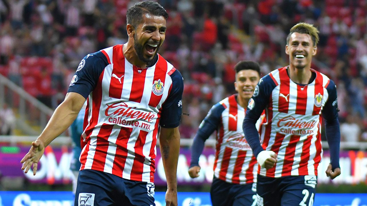 Chivas dio un primer tiempo de ensueño y le está ganando 2-0 al Puebla, que llega líder e invicto.