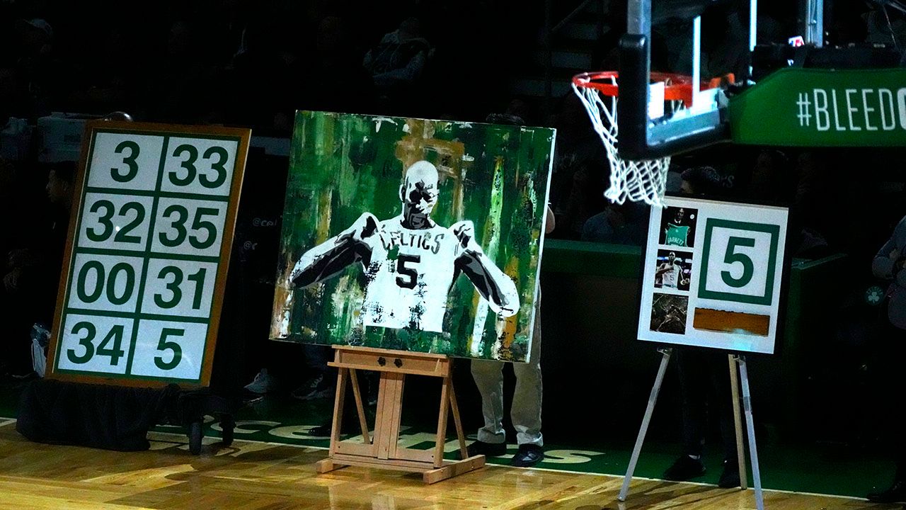 El 5 de Kevin Garnett ya luce entre las leyendas de los Celtics