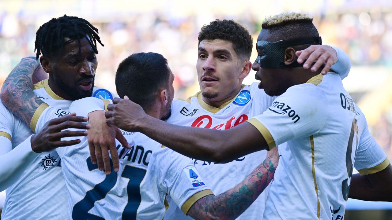 Napoli gana a Hellas y sigue firme en la pelea por la Serie A